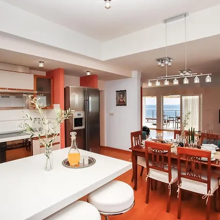 Plaza Apartment *